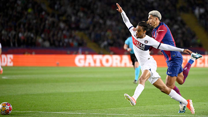Ronald Araújo cometió una falta que le costó la tarjeta roja