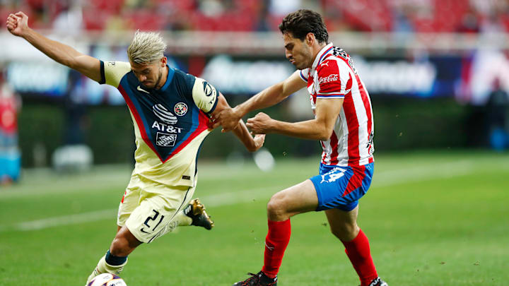 Antonio Briseño y Henry Martín en la disputa de un balón.