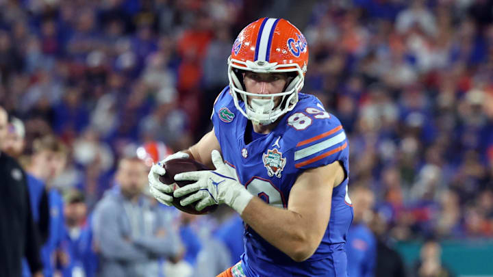 Dec 20, 2024; Tampa, FL, USA; Florida Gators tight end Hayden Hansen (89) runs with the ball against the Tulane Green Wave during the second half at Raymond James Stadium. Mandatory Credit: Kim Klement Neitzel-Imagn Images Dec 20, 2024; Tampa, FL, USA; Florida Gators tight end Hayden Hansen (89) runs with the ball against the Tulane Green Wave during the second half at Raymond James Stadium. Mandatory Credit: Kim Klement Neitzel-Imagn Images