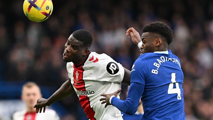 Southamptons Stürmer Paul Onuachu im Kopfduell mit Chelsea-Verteidiger Benoit Badiashile.