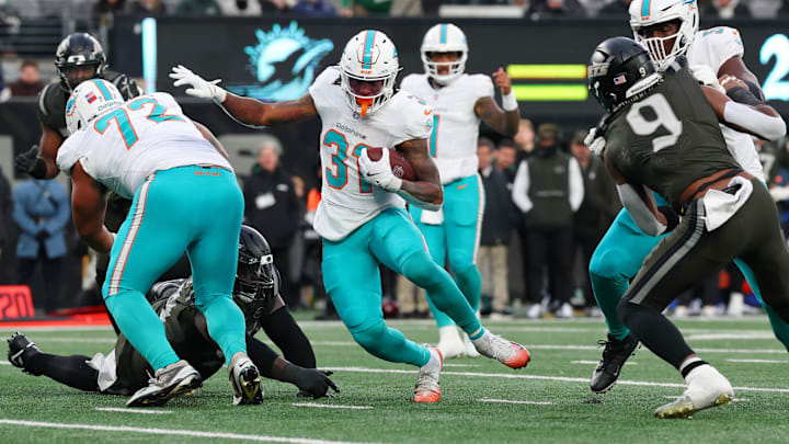 Miami Dolphins running back Ollie Gordon II (31) runs with the ball for a touchdown against the New York Jets during the second half at MetLife Stadium last season.