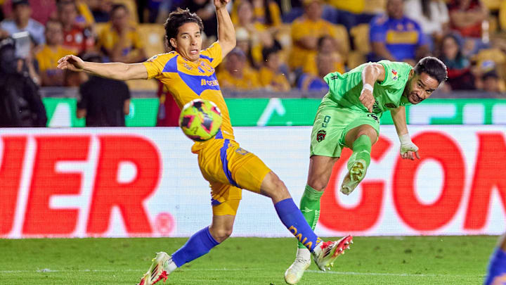 Liga BBVA MX Clausura 2025 Tigres UANL vs FC Juarez Diego Lainez for the ball with Madson De Souza Silva Liga BBVA MX Clausura 2025 Tigres UANL vs FC Juarez Diego Lainez for the ball with Madson De Souza Silva