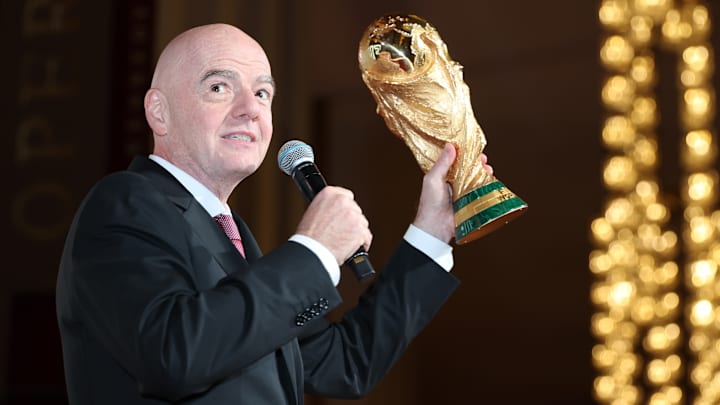 Gianni Infantino mit dem WM-Pokal 
