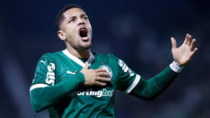 Vitor Roque está de volta à disposição de Abel Ferreira