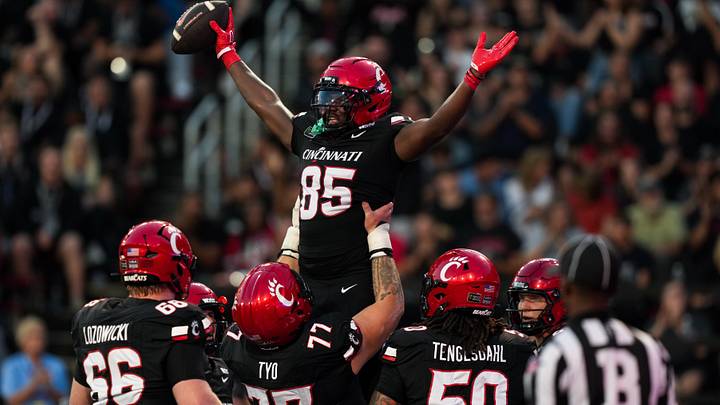 Sep 12, 2026; Cincinnati, Ohio, USA; Cincinnati Bearcats tight end Lyviel Waters (85) celebrates with teammates after scoring a touchdown against the Western Carolina Catamounts in the first half at Nippert Stadium. Mandatory Credit: Aaron Doster-Imagn Images Sep 12, 2026; Cincinnati, Ohio, USA; Cincinnati Bearcats tight end Lyviel Waters (85) celebrates with teammates after scoring a touchdown against the Western Carolina Catamounts in the first half at Nippert Stadium. Mandatory Credit: Aaron Doster-Imagn Images