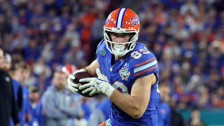 Dec 20, 2024; Tampa, FL, USA; Florida Gators tight end Hayden Hansen (89) runs with the ball against the Tulane Green Wave during the second half at Raymond James Stadium. Mandatory Credit: Kim Klement Neitzel-Imagn Images