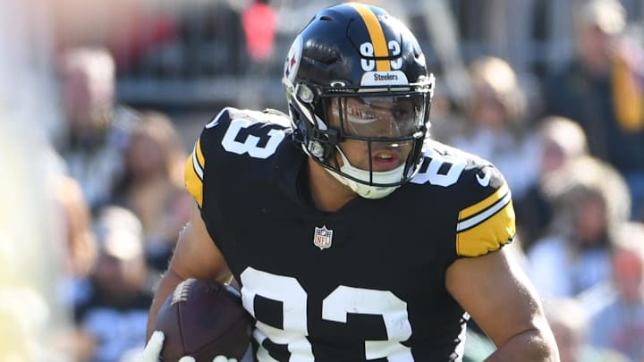 Nov 12, 2023; Pittsburgh, Pennsylvania, USA; Pittsburgh Steelers tight end Connor Heyward (83) picks up 13 yards against the Green Bay Packers during the first quarter at Acrisure Stadium. Mandatory Credit: Philip G. Pavely-Imagn Images