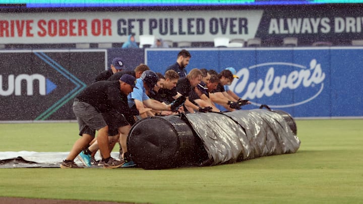  Tampa Bay Rays grounds crew run out to put tarps