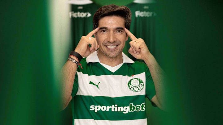 Abel Ferreira posando com a nova camisa 3 do Palmeiras