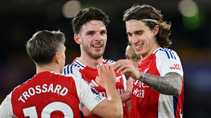 Declan Rice (Mitte) jubelt mit den Teamkollegen Leandro Trossard und Riccardo Calafiori Declan Rice (Mitte) jubelt mit den Teamkollegen Leandro Trossard und Riccardo Calafiori