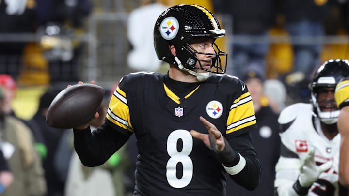 Aaron Rodgers remains a free agent. Aaron Rodgers remains a free agent.