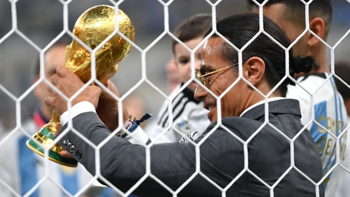Salt Bae a pu toucher la Coupe du monde.