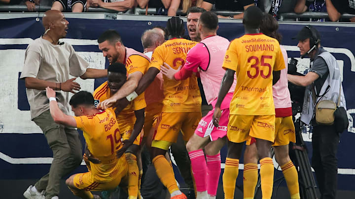 La bousculade ayant entraînant l'arrêt définitif de la rencontre. La bousculade ayant entraînant l'arrêt définitif de la rencontre.