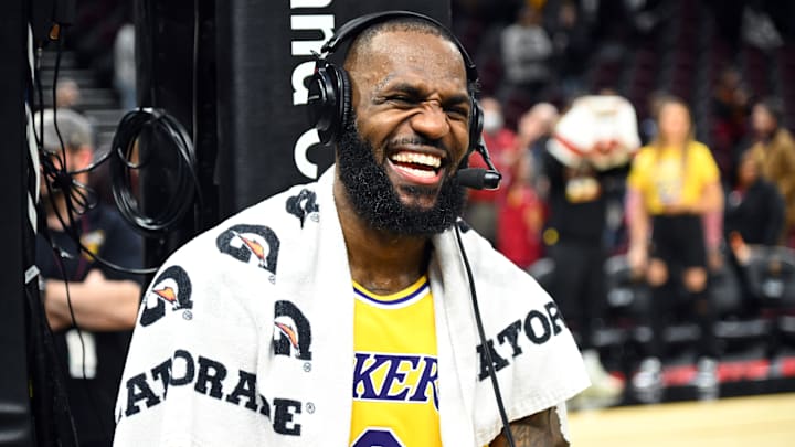 LeBron James bromeó en Twitter y asustó a los aficionados