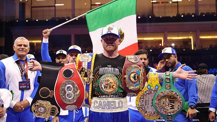 Saúl 'Canelo' Álvarez muestra sus cinturones tras derrotar a William Scull. Saúl 'Canelo' Álvarez muestra sus cinturones tras derrotar a William Scull.