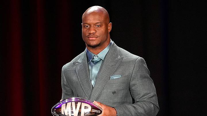 Kenneth Walker III, recibiendo el reconocimiento de MVP del Super Bowl LX. Kenneth Walker III, recibiendo el reconocimiento de MVP del Super Bowl LX.