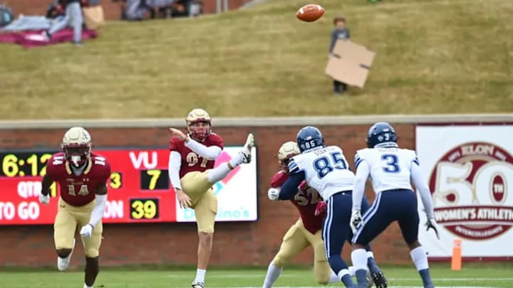 Elon punter Jeff Yurk. 