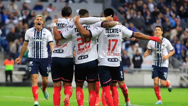 Jugadores de Rayados de Monterrey celebran un gol.
