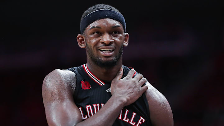 Louisville basketball's Brandon Huntley-Hatfield (5) grabbed his shoulder as he headed to the bench