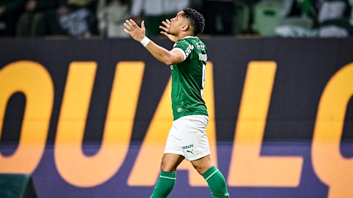 Vitor Roque lida com dores no joelho e tem status de dúvida