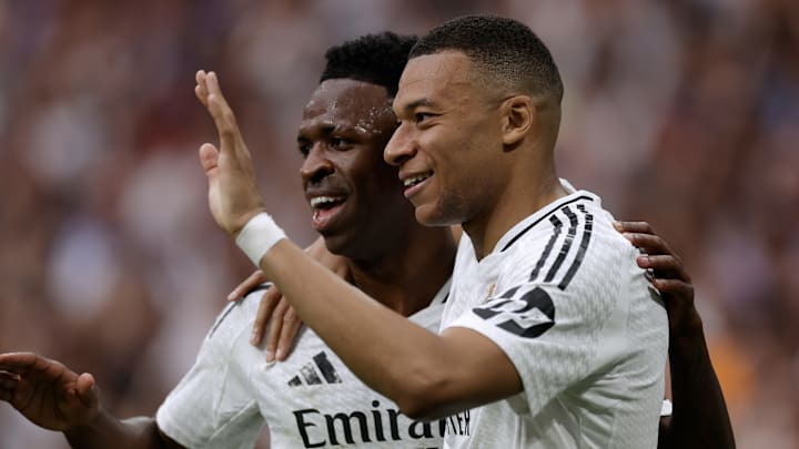 Kylian Mbappé et Vinicius Junior évoluent ensemble en attaque.*