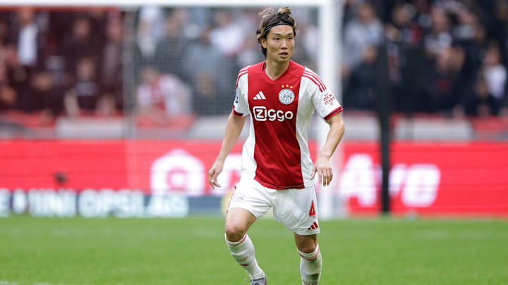 Ko Itakura im Trikot von Ajax Amsterdam