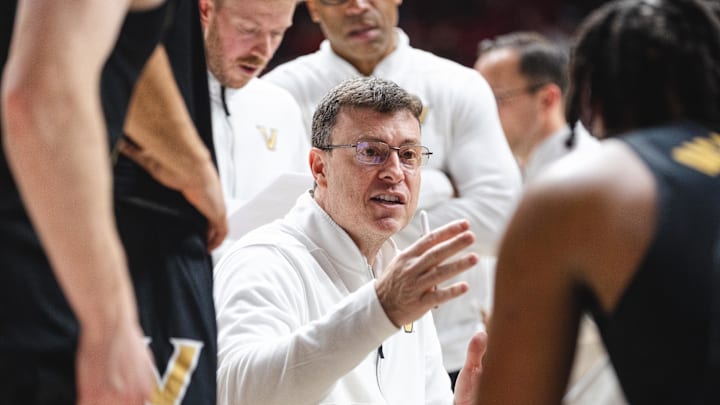 Jan 21, 2025; Tuscaloosa, Alabama, USA; Vanderbilt Commodores head coach Mark Byington talks with his team during a timeout in the second half against the Alabama Crimson Tide at Coleman Coliseum
