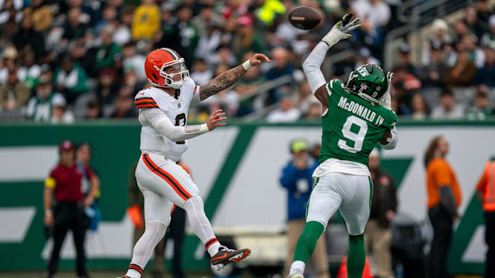 Cleveland Browns quarterback Dillon Gabriel (8) gets a pass off while being rushed by New York Jets defensive end Will McDonald IV (9) during an NFL Week 10 game between the New York Jets and the Cleveland Browns at MetLife Stadium on Sunday, Nov. 9, 2025.