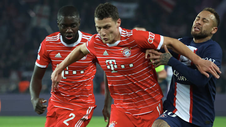 Benjamin Pavard fing sich schon früh die erste gelbe Karte ein Benjamin Pavard fing sich schon früh die erste gelbe Karte ein