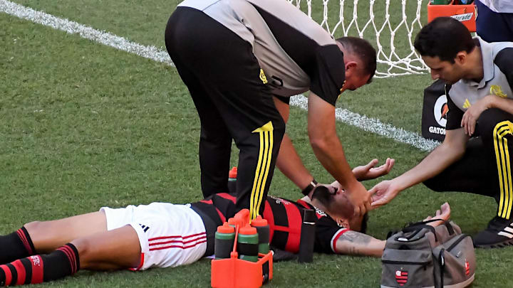 Fabricio Bruno deixou o gramado ainda no primeiro tempo