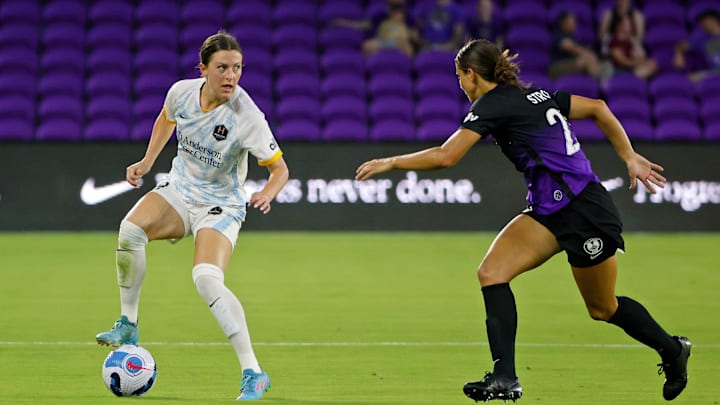 Jul 8, 2022; Orlando, Florida, USA; Houston Dash midfielder Haley Hanson (9) dribbles the ball while