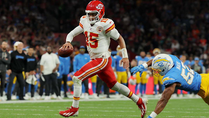 [US, Mexico & Canada customers only] Sep 5, 2025; Sao Paulo, BRAZIL; Kansas City Chiefs quarterback Patrick Mahomes (15) runs against Los Angeles Chargers linebacker Khalil Mack (52) in the second half during a NFL game at Corinthians Arena. Mandatory Credit: Amanda Perobelli/Reuters via Imagn Images