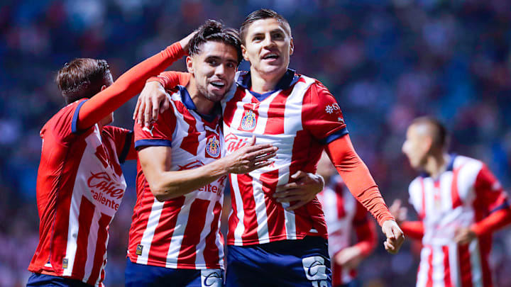 Ricardo Marín y Ronaldo Cisneros festejan un gol de las Chivas.