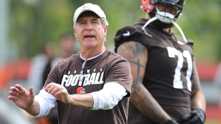 Cleveland Browns offensive line coach Bill Callahan works with the lineman during OTA workouts on