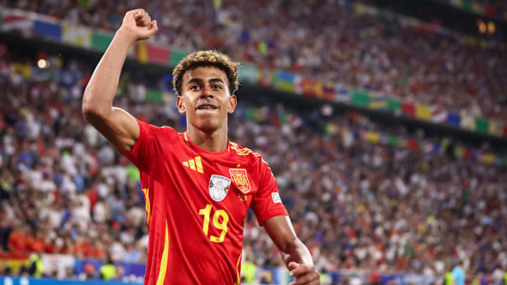 Lamine Yamal celebrando su triunfo en la Eurocopa 2024 con España