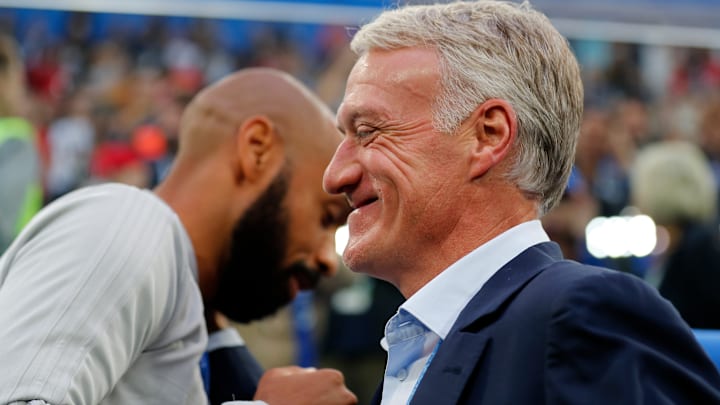 Les retrouvailles entre Didier Deschamps et Thierry Henry. Les retrouvailles entre Didier Deschamps et Thierry Henry.