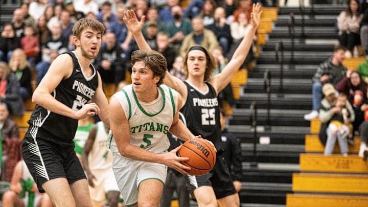 West Salem   s Jimmy Lathen looks to pass during the second half against Oregon City at West Salem High School in Salem, Ore. on Wednesday, March 1, 2023.

Boys Basketball West Salem Vs Oregon City 836