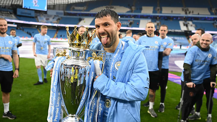 Sergio Agüero con la Premier League en sus brazos.