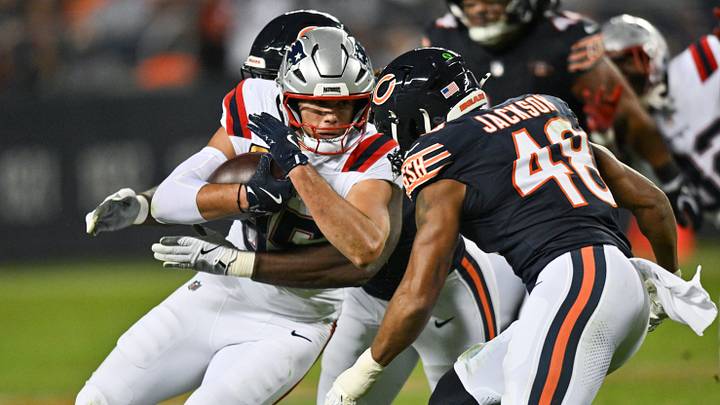 Oct 22, 2026; Chicago, Illinois, USA; New England Patriots tight end Hunter Henry (85) runs the ball against Chicago Bears linebacker D'Marco Jackson (48) during the third quarter at Soldier Field. Mandatory Credit: Patrick Gorski-Imagn Images