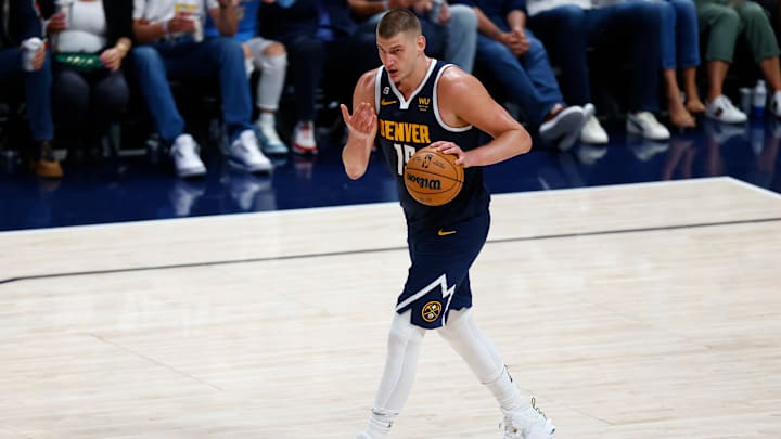 Nikola Jokic sigue alcanzando marcas históricas de LeBron James en los playoffs de la NBA