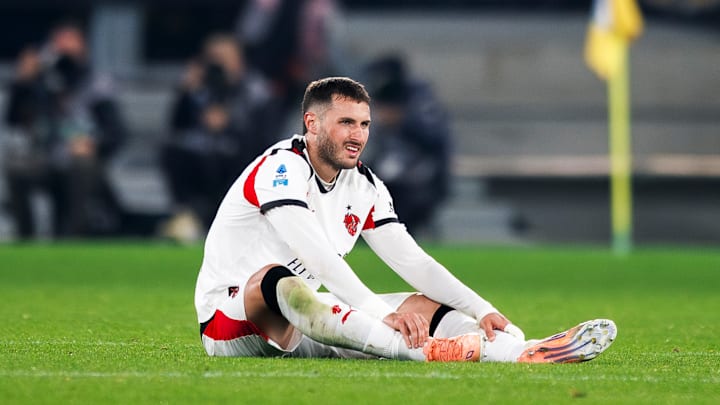 Santiago Gimenez of AC Milan looks dejected during the Serie...