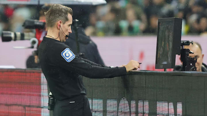 Tobias Stieler beim Borussia-Duell am VAR-Bildschirm