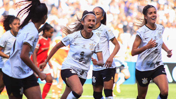 Fiel lotou a Neo Química Arena, em recorde de público do futebol feminino, e time correspondeu com goleada de virada