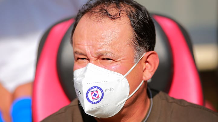 El técnico peruano de Cruz Azul, Juan Reynoso, espera salir con una victoria frente a Tigres en el Estadio Azteca. El técnico peruano de Cruz Azul, Juan Reynoso, espera salir con una victoria frente a Tigres en el Estadio Azteca.