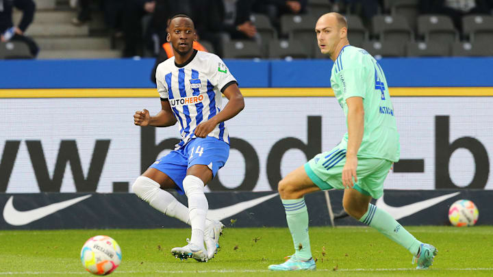 Dodi Lukebakio (l.) im Duell mit Henning Matriciani Dodi Lukebakio (l.) im Duell mit Henning Matriciani