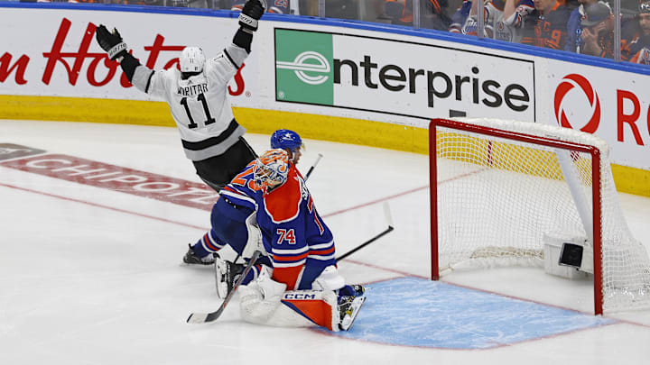 Los Angeles Kings forward Anze Kopitar (11) scores the game-winner against the Edmonton Oilers