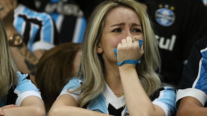 Torcedora gremista não conteve as lágrimas com a queda para a Série B
