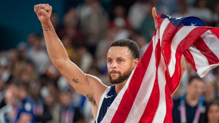 Stephen Curry celebrando la medalla de oro conseguida por el Team USA de baloncesto en París 2024
