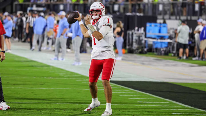 Nov 7, 2025; Orlando, Florida, USA; Houston Cougars quarterback Conner Weigman (1) warms up before the game against the UCF Knights at Acrisure Bounce House. Mandatory Credit: Mike Watters-Imagn Images Nov 7, 2025; Orlando, Florida, USA; Houston Cougars quarterback Conner Weigman (1) warms up before the game against the UCF Knights at Acrisure Bounce House. Mandatory Credit: Mike Watters-Imagn Images