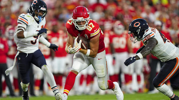Travis Kelce makes a catch between Jaquan Brisker and Ruben Hyppolite and turns upfield.